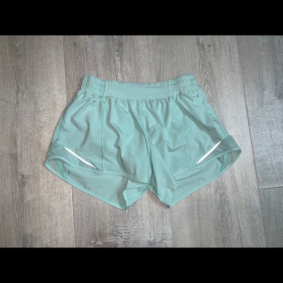 Lululemon Hotty Hot Shorts Toothpaste Size 6 Tall - Picture 1 of 6